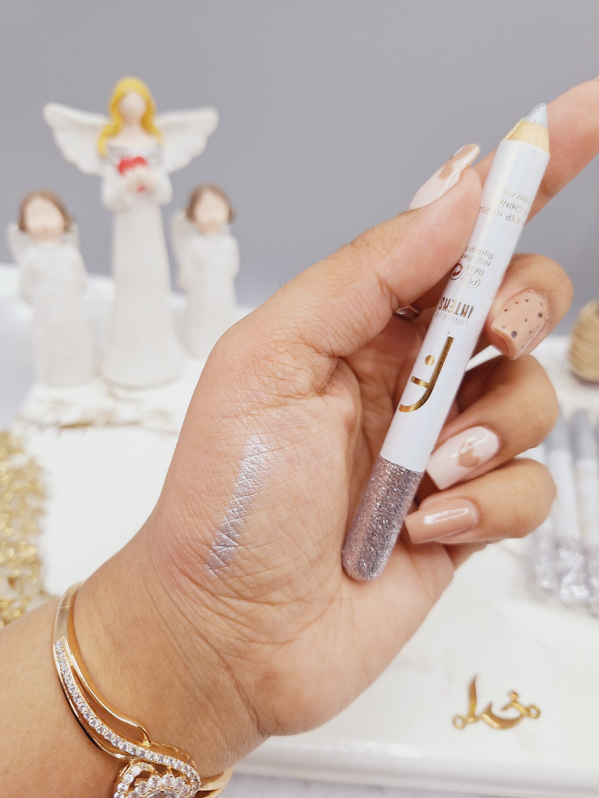 مداد چشم گلیتری رنگ نقره ای برند فلورمار flormar 1 مداد چشم گلیتری رنگ نقره ای برند فلورمار flormar