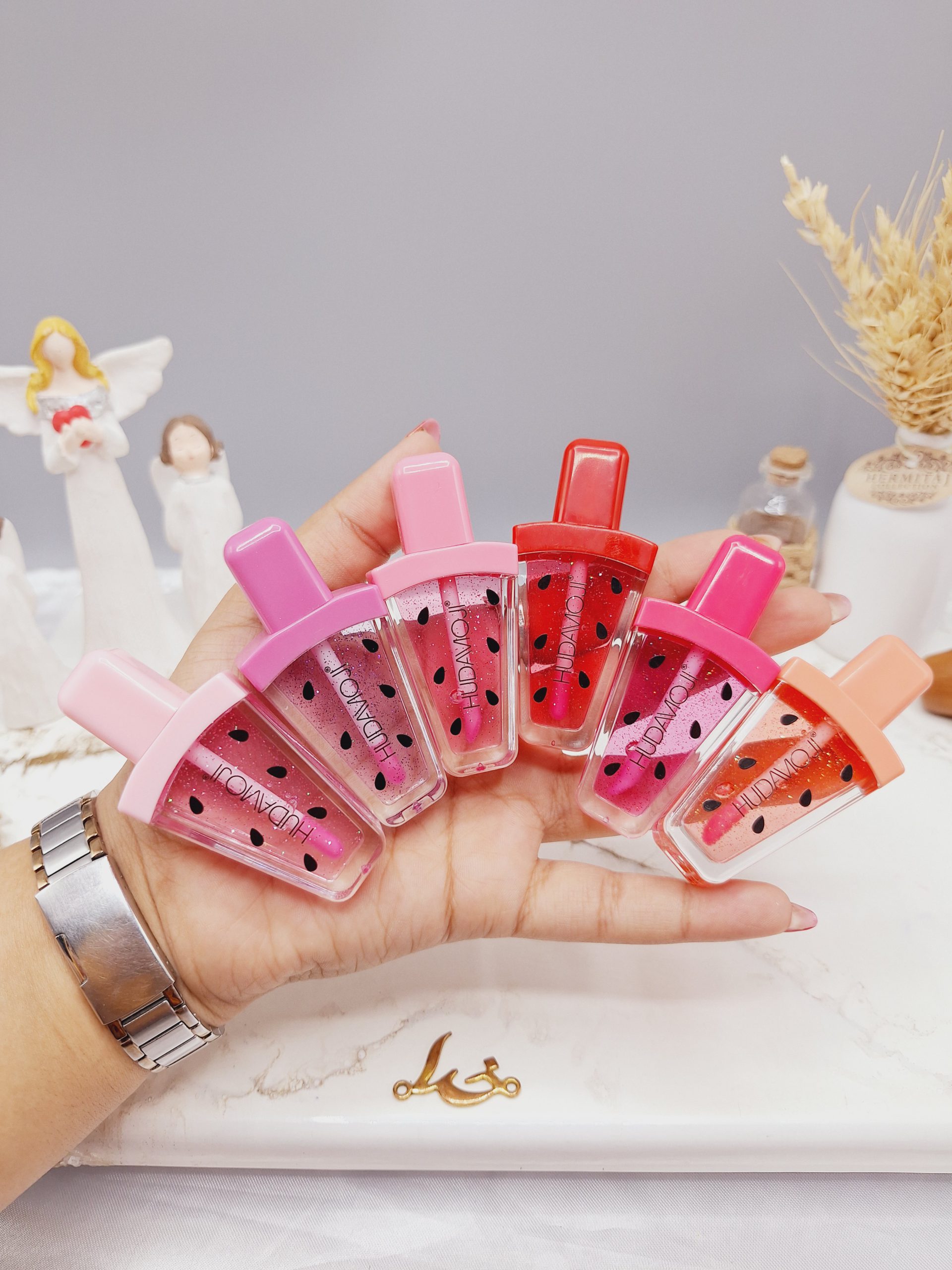 لیپ گلاس شاین دار طرح هندوانه با بوی محشر برند HUDAMOJI کد L738 1 لیپ گلاس شاین دار طرح هندوانه با بوی محشر برند HUDAMOJI کد L738