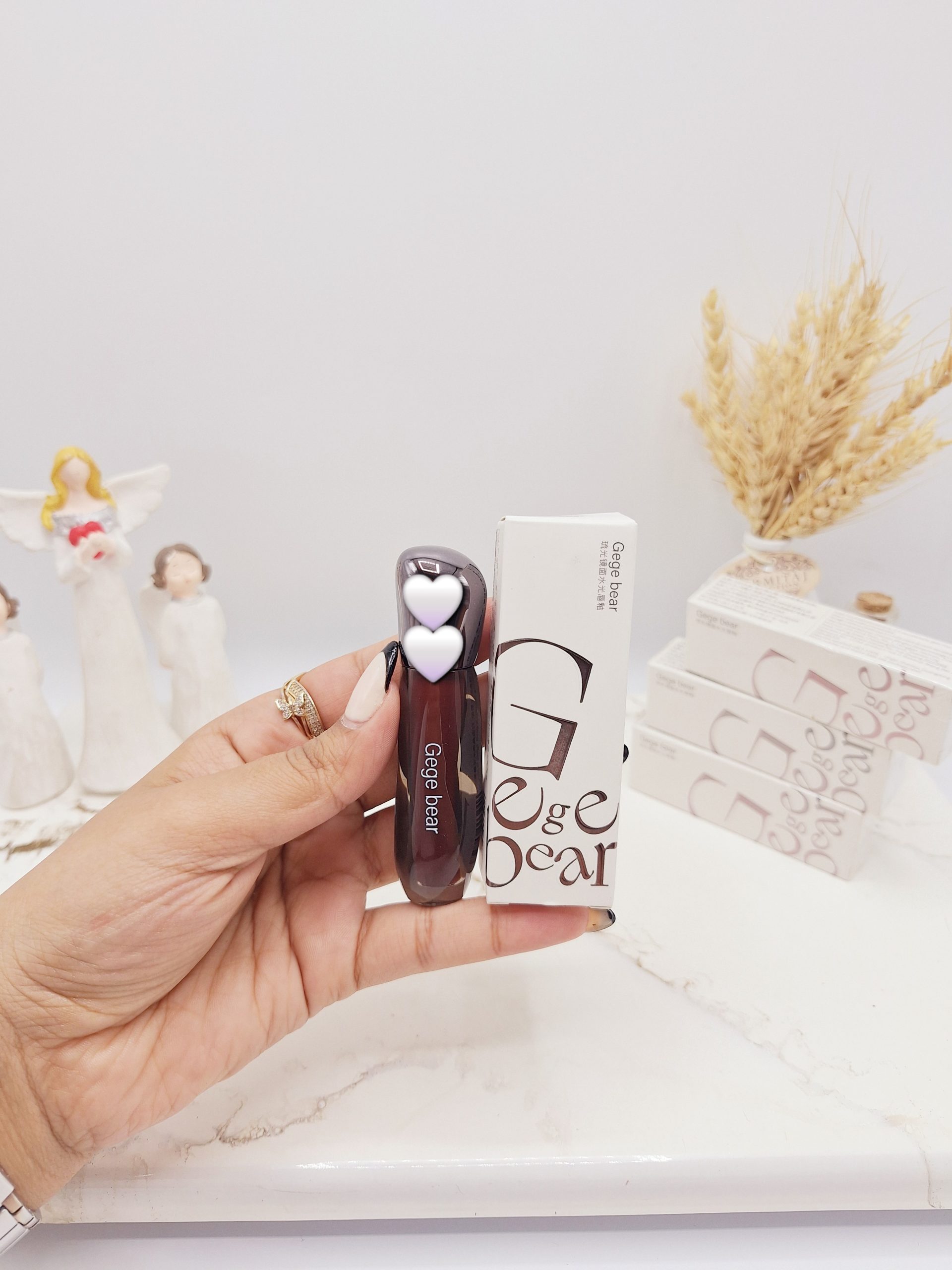 لیپ گلاس خیس پرطرفدار برند Gege beae کد 2325 (کارتن سفید و نارنجی) 1 لیپ گلاس خیس پرطرفدار برند Gege beae کد 2325 (کارتن سفید و نارنجی)