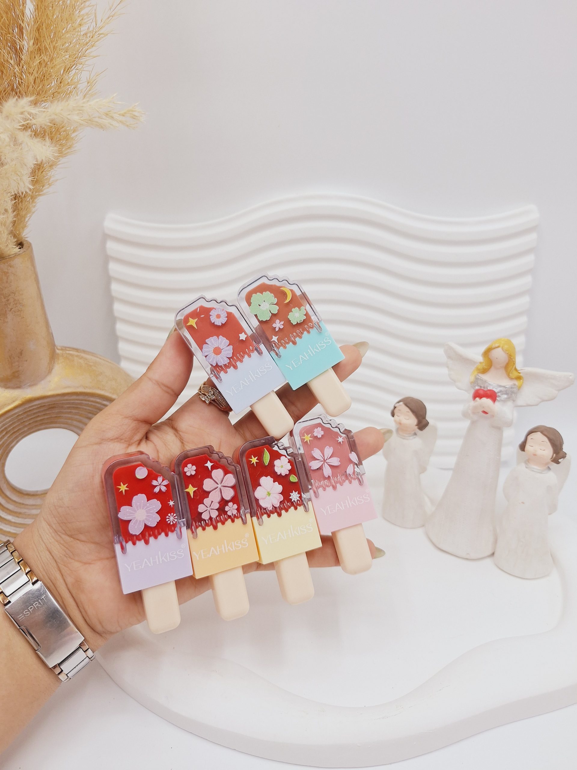 پک رژ مایع 6تایی طرح بستنی برند YEAHKiSS کد 8006 1 پک رژ مایع 6تایی طرح بستنی برند YEAHKiSS کد 8006