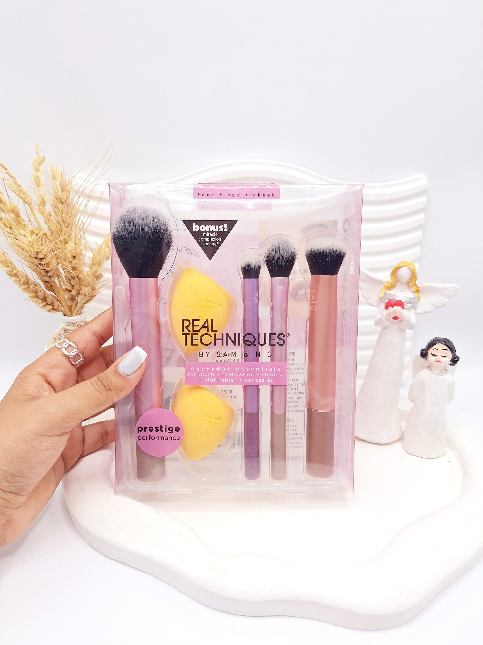 ست براش و پد آرایشی ریل تکنیکس REAL TECHNIQUES حاوی 6 عددی کد 1997 1 ست براش و پد آرایشی ریل تکنیکس REAL TECHNIQUES حاوی 6 عددی کد 1997