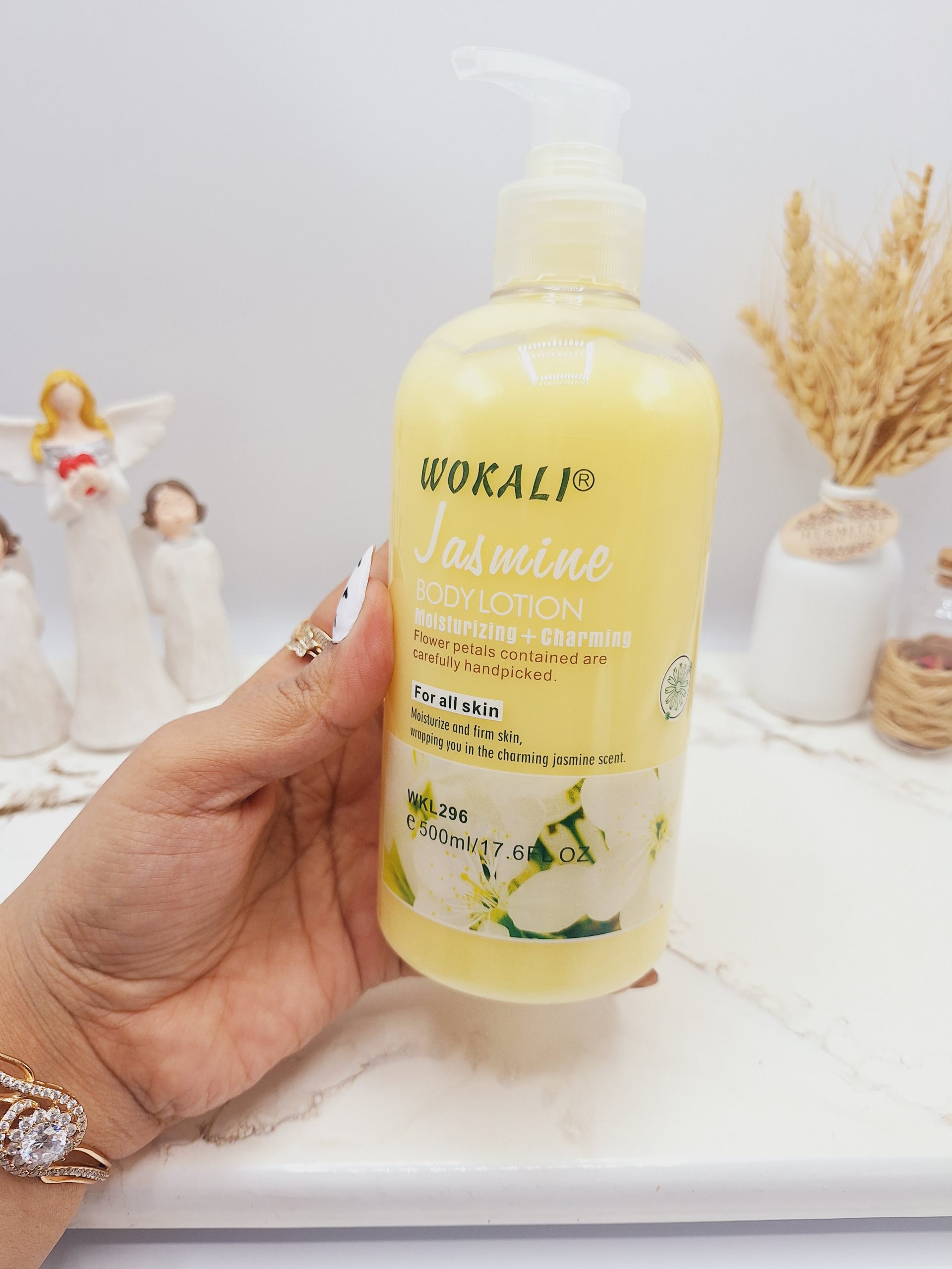 لوسیون روشن کننده و آبرسان رایحه گل شرقی بابونه برند وکالی حجم 500 میل کد WKL296 1 لوسیون روشن کننده و آبرسان رایحه گل شرقی بابونه برند وکالی حجم 500 میل کد WKL296