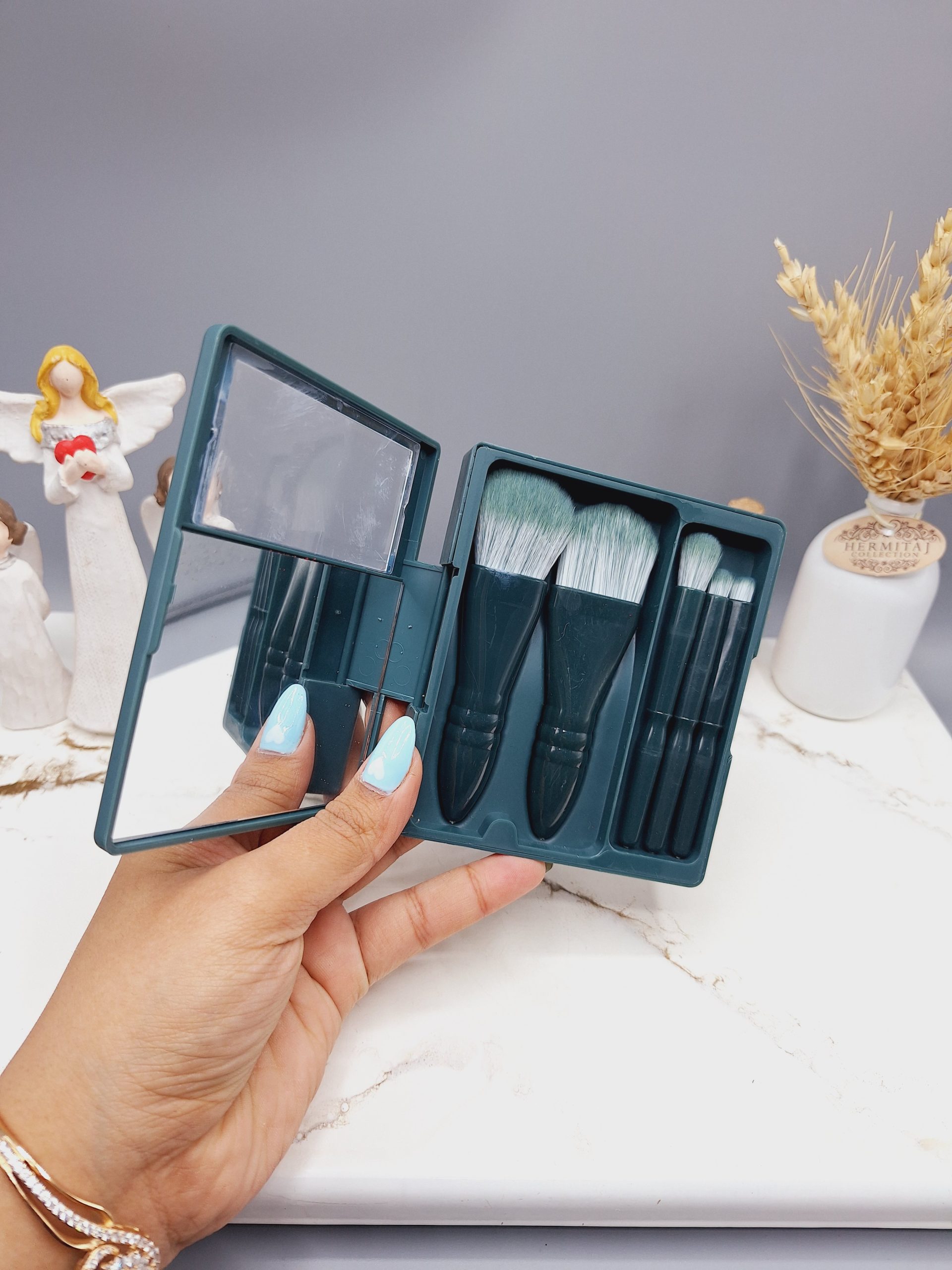 ست براش باکس دار 5 تیکه صورتی آینه دار رنگ سبز 1 ست براش باکس دار 5 تیکه صورتی آینه دار رنگ سبز