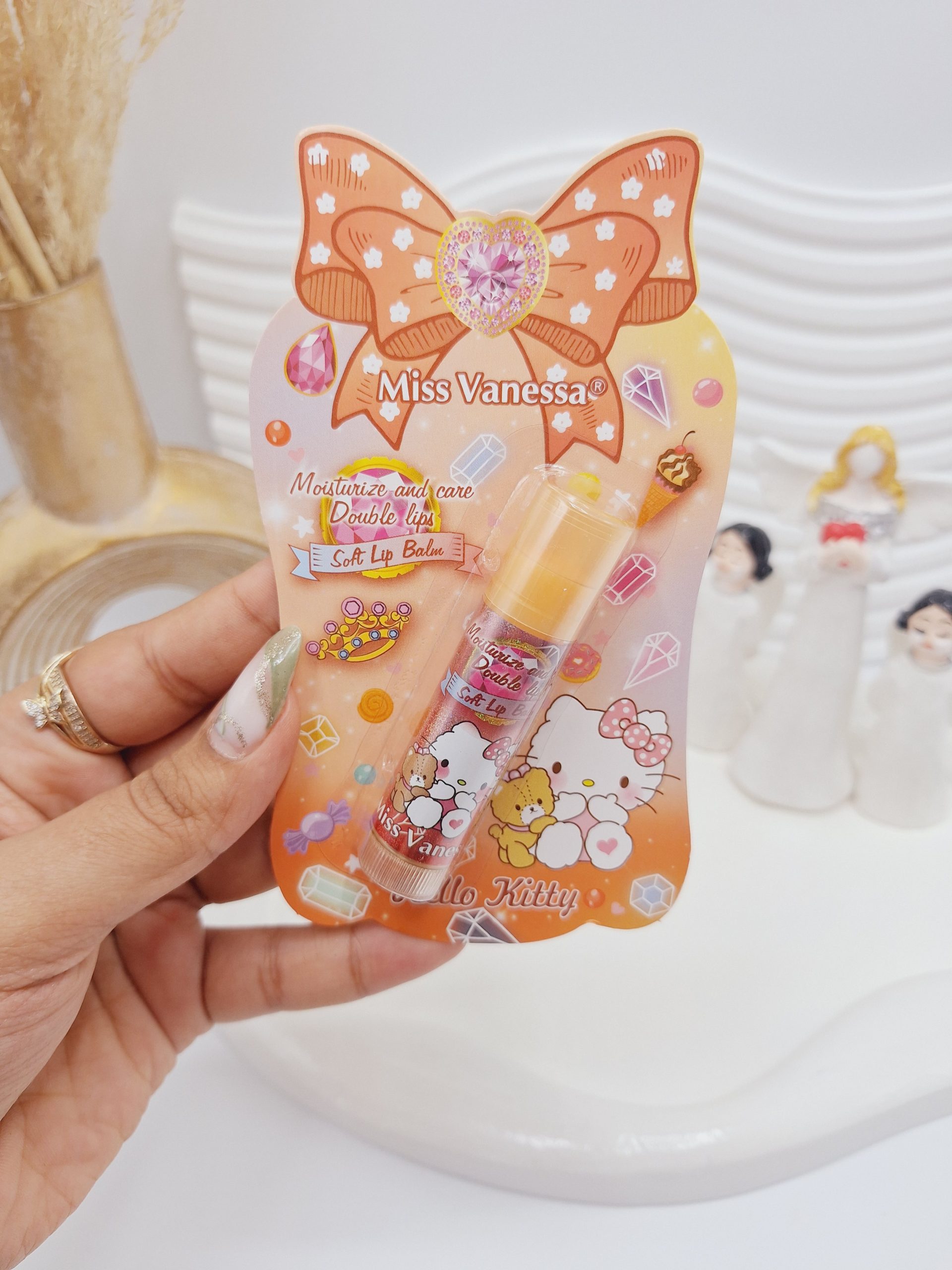 بالم لب مرطوب کننده و مراقبت کننده از خشکی لب کیتی برند Miss Vanessa کد 7025 1 بالم لب مرطوب کننده و مراقبت کننده از خشکی لب کیتی برند Miss Vanessa کد 7025