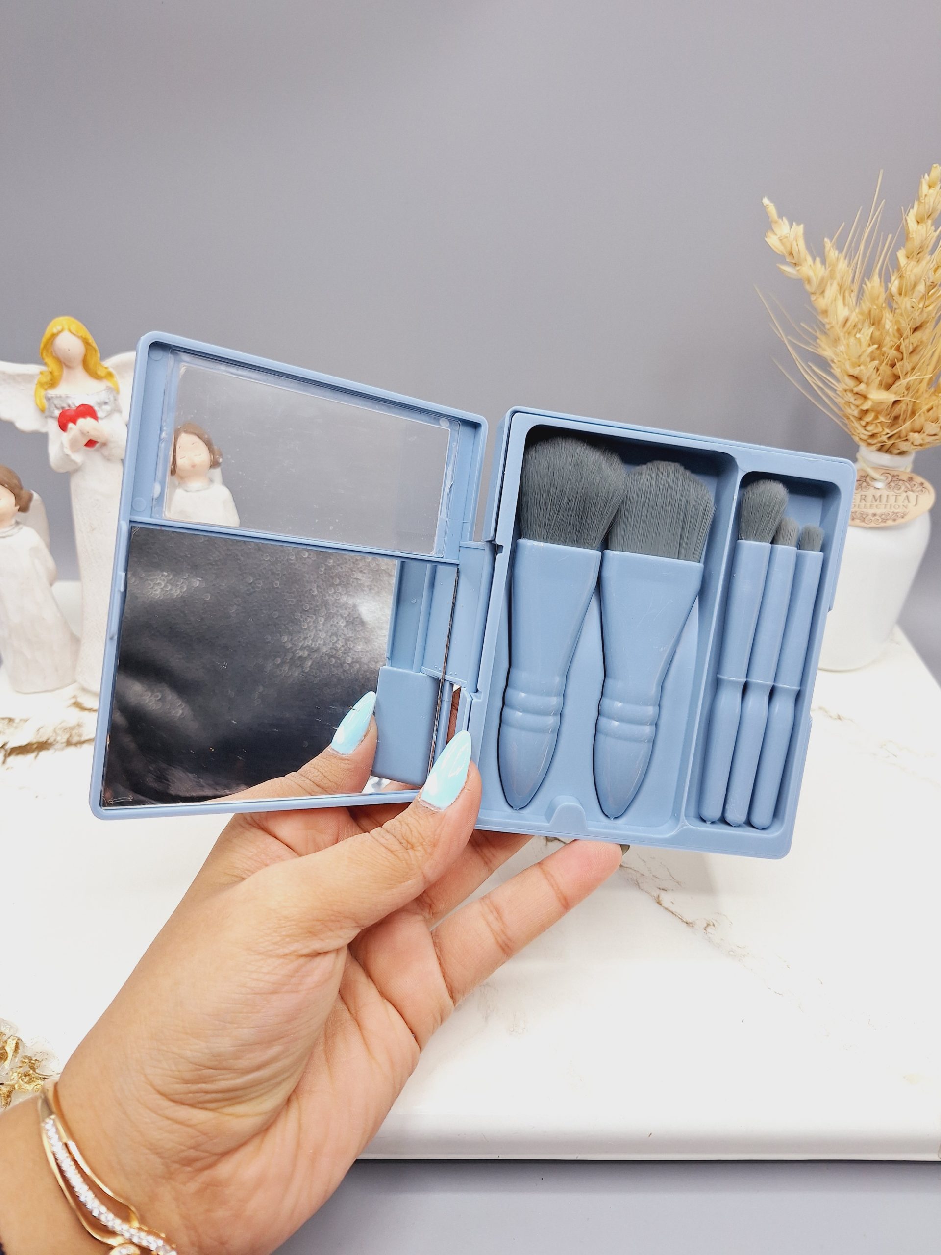 ست براش باکس دار 5 تیکه سورمه ای آینه دار 1 ست براش باکس دار 5 تیکه سورمه ای آینه دار