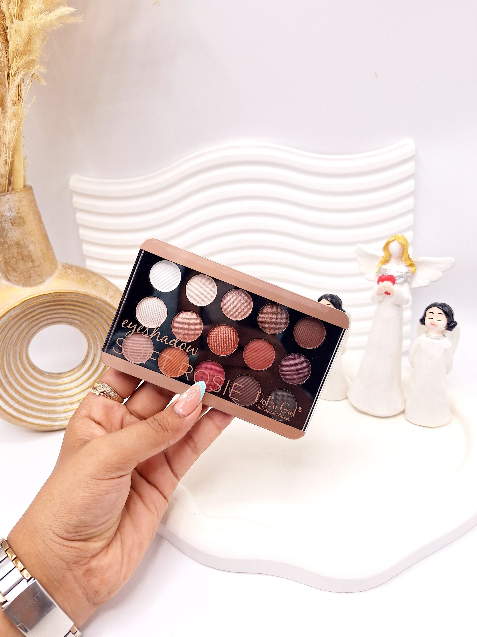 پالت سایه برند soft Rosie 15رنگ جذاب کد 3085 1 پالت سایه برند soft Rosie 15رنگ جذاب کد 3085