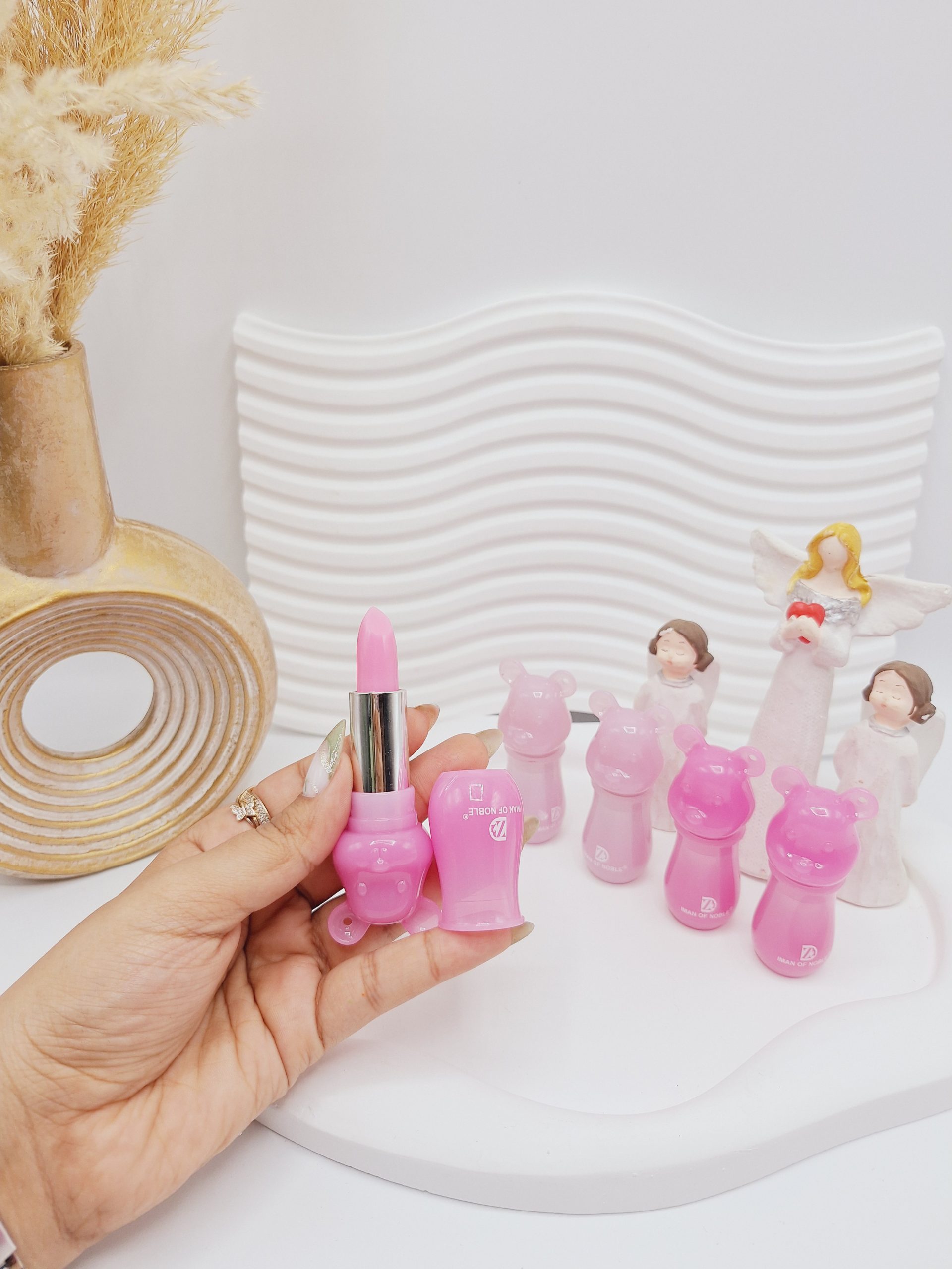 بالم لب خرسی زیبا با رایحه توت فرنگی برند ایمن اف نوبل کد LB-92 1 بالم لب خرسی زیبا با رایحه توت فرنگی برند ایمن اف نوبل کد LB-92